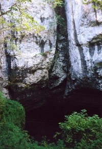 Silická ľadnica: Ústí jeskyně Silická ľadnica z terasy turistického chodníku.