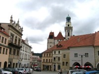 Náměstí a kostel: Pohled na kostel sv. Jakuba z náměstí
