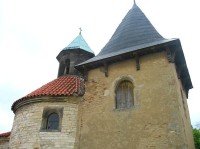 Kostel Narození Panny Marie: Gotická věž s románskou rotundou