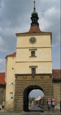 Pražská brána: Jediná dochovaná brána z púvodního městského opevnění.