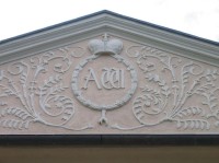 Detail ornamentu nad vchodem do parku