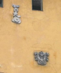 Zámek Košátky: Erby na věži původní gotické tvrze