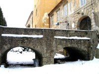 Zámek Košátky: Most přes původní vodní příkop