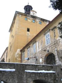 Zámek Košátky: Věž původní tvrze s renesanční přístavbou