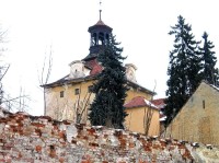 Zámek Košátky: Věž původní gotické tvrze s ohradní zdí