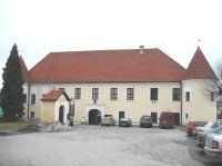Čelní pohled na zámek: Louňovice pod Blaníkem