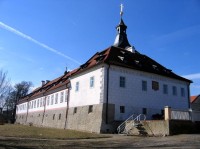 Pohled na zámek od řeky Berounky: Zámek Dobřichovice