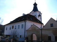 Hlavní vchod na zámecké nádvoří: Zámek Dobřichovice