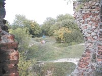Pajštún: Průhled na bývalé hradní nádvoří