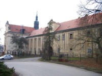 Zámek: Boční trakt zámku se zámeckým kostelem
