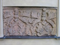 Deska s erby: Kamenná deska s erby vsazená do zdi zámku