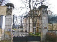 Hlavní brána do areálu zámku: Malá Skála