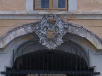 Zámek: Erb nad hlavním vchodem
