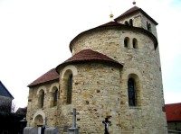 Kostel sv. Máří Magdalény: Vež a rotunda s apsidou