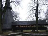 Kostel se vstupním krytým mostem: Kostel sv. Bartoloměje