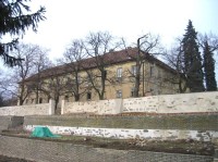 Pohled na zámek z bývalého zámeckého parku.: Zámek Statenice