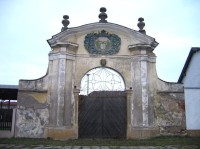 Kratonohy: Zbytek hlavní brány do areálu zámku