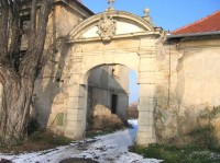 Hrdly: Hlavní brána do zámku