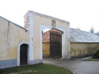 Hospozín: Hlavní brána do areálu zámku