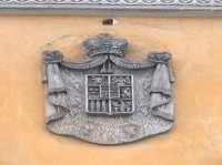 Dolní Beřkovice: Lobkovický erb nad hlavním vchodem do parku