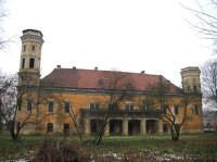 Dolní Beřkovice: Pohled na jižní trakt zámku ze zámeckého parku