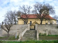 Kostel sv. Jakuba Většího: Hlavní vchod do areálu kostela