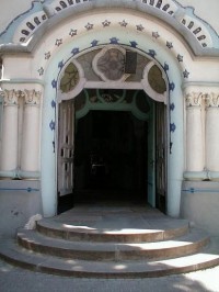 Vstupní portál kostelíku: Modrý kostelík v Bratislavě