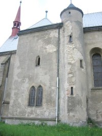 Detail schodišťové věže na severní straně kostela