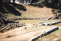 Zbytka antického divadla nedaleko Apollónova chrámu