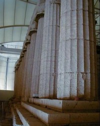 Apollónův chrám chráněný stanem
