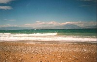 Pláž a hory na druhém břehu Korintského zálivu
