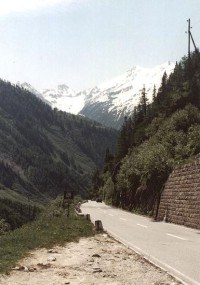 Vrcholky Alp v okolí silnice