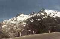 Vrcholky Alp v okolí silnice