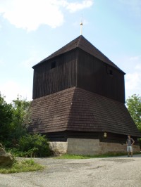 dřevěná zvonice v Rovensku pod Troskami