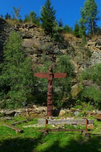 u rozštípené skály