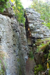 rozštípená skála