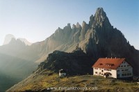 Drei-Zinnen-Hutte: Chata Drei-Zinnen-Hutte(2405m v pozadí Paternkofel) 