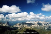 Marmolada-panorama: Pohled z vrcholu Marmolady na masiv Sella.