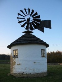 Větrný mlýn u Jindřichovic: Nacházi se u statku u silnice do Řasnice kousek od zastávky Srbská