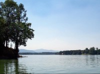 Těrlická přehrada: Pohled z hladiny jezera na jeho horní část, v pozadí Moravskoslezské beskydy