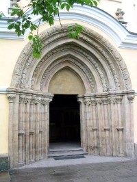 Police nad Metují: portál vstupu do kostela