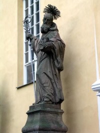 Police nad Metují: socha u vstupního portálu