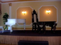 Stráž nad Nežárkou: velký sál s klavírem a křeslem Emy Destinové