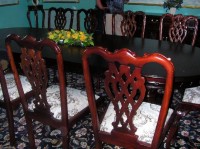 Stráž nad Nežárkou: židle ve velkém sále