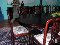 Stráž nad Nežárkou: židle ve velkém sále