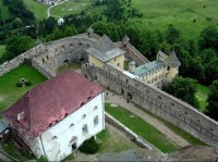 Stará Lubovňa: pohled z bergfritu na hradby a hrad