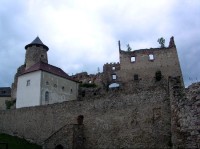 Stará Lubovňa: pohled na bergfrit a nejstarší část hradu