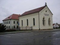 Synagoga a židovská škola: V Heřmanově Městci byla veliká komunita Židů. Dnes je tato stavba využívána ke kulturním akcím a v židovské škole je stálá expozice obrazů