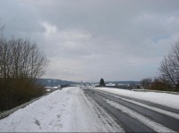 Modrá značka vede po silnici: a ta silnice jde nad rychlostní komunikací Mohelnice-Olomouc
