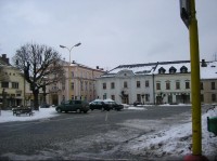 Náměstí s budovou radnice: Obě budovy v levém roku patří městkému úřadu